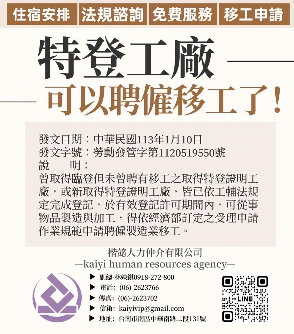 三位女士為一位在平板電腦上展示專案的同事鼓掌。