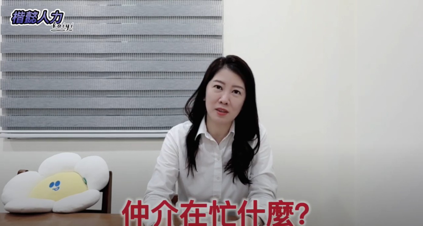 一名婦女解釋外籍照顧者來到台灣所面臨的挑戰。
