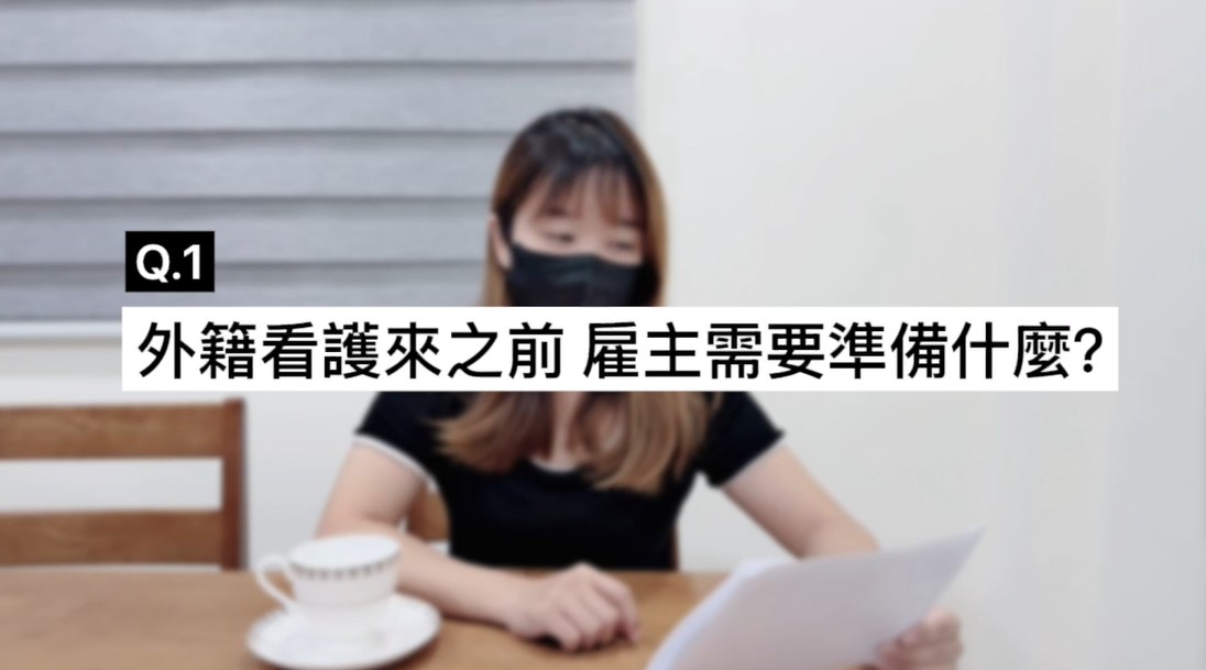 婦女正在審查文件，準備進行家庭醫療保健訪問。