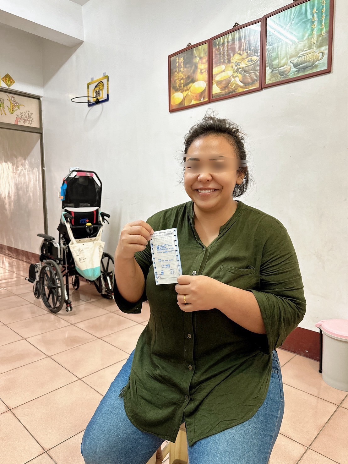 微笑的護理人員手持醫療表格，為老年患者提供日常護理。