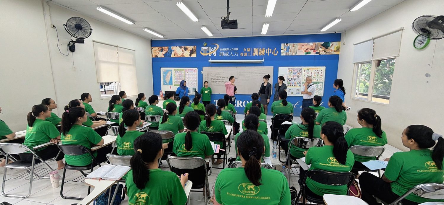 外籍看護訓練中心，學員們穿著綠色制服上課。印威人力看護工培訓。