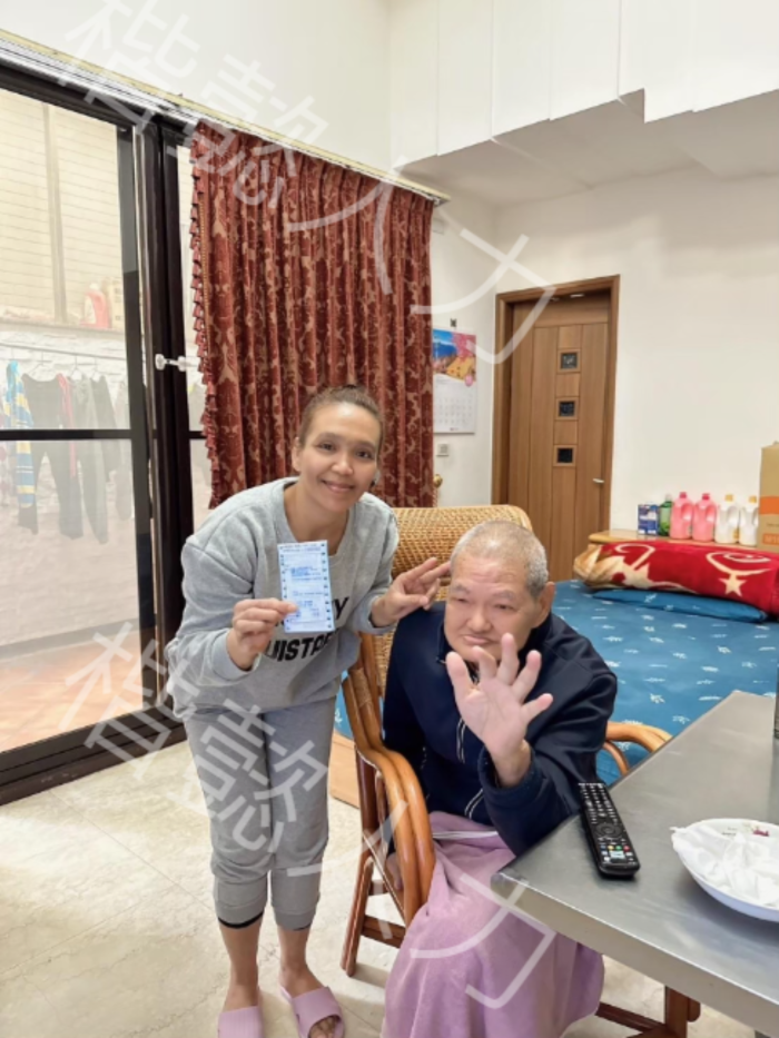 一名護理人員和老年人。 護理人員手持一份文件。選擇合適的護理人員是關鍵。