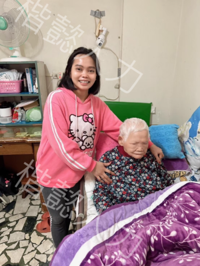 年輕護理人員照顧老年患者。選擇合適的護理人員是提供優質照護的關鍵。