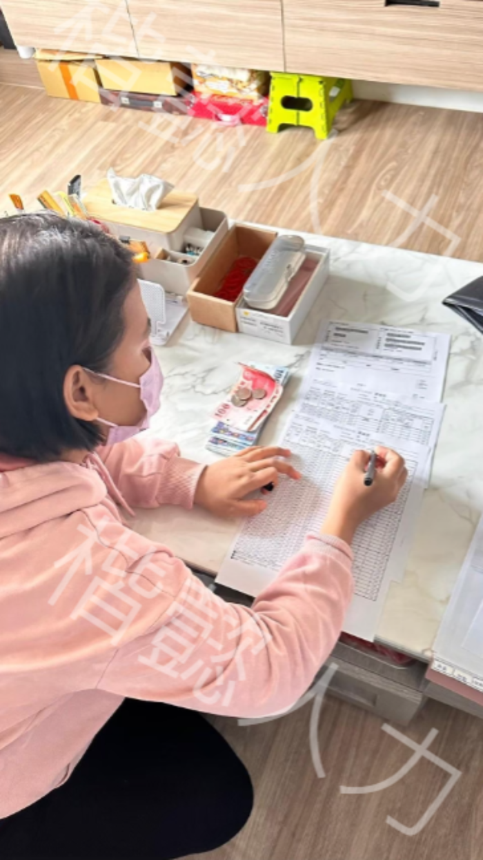 婦女正在審查文件和貨幣，選擇護理人員。