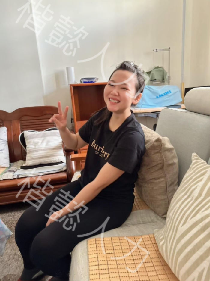 快樂的護理人員做出和平手勢。 找到合適的護理人員是關鍵！