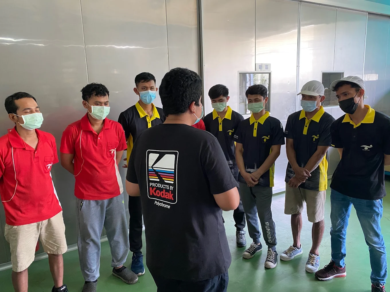 楷懿團隊會議，員工戴著口罩，穿著公司製服。
